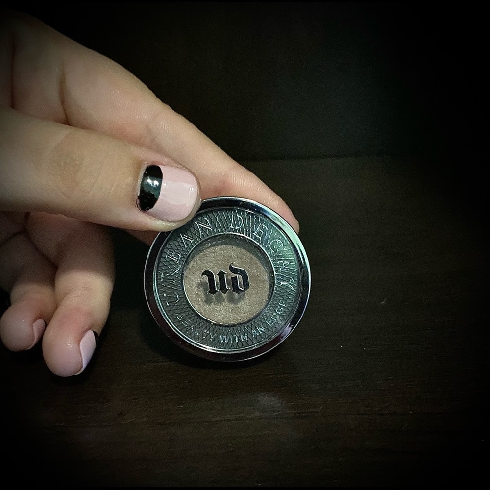 Urban Decay eyeshadow in Bust